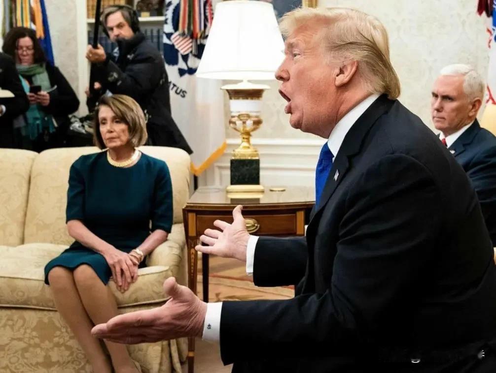 特朗普说佩洛西是个邪恶的女人，还为她退休感到高兴，觉得她退休对国家好。这两人的梁