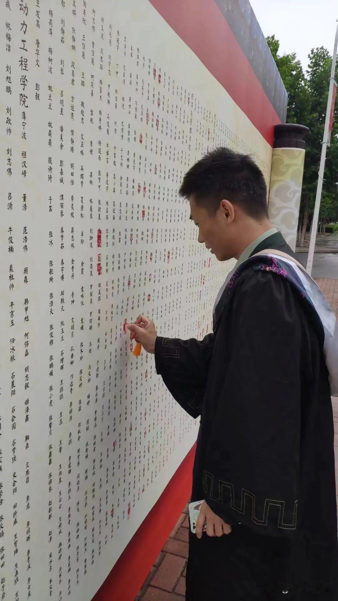 外卖员考上上海交大研究生，评论区留下1000句嘲讽：你拼命努力的样子，真让人嫉妒