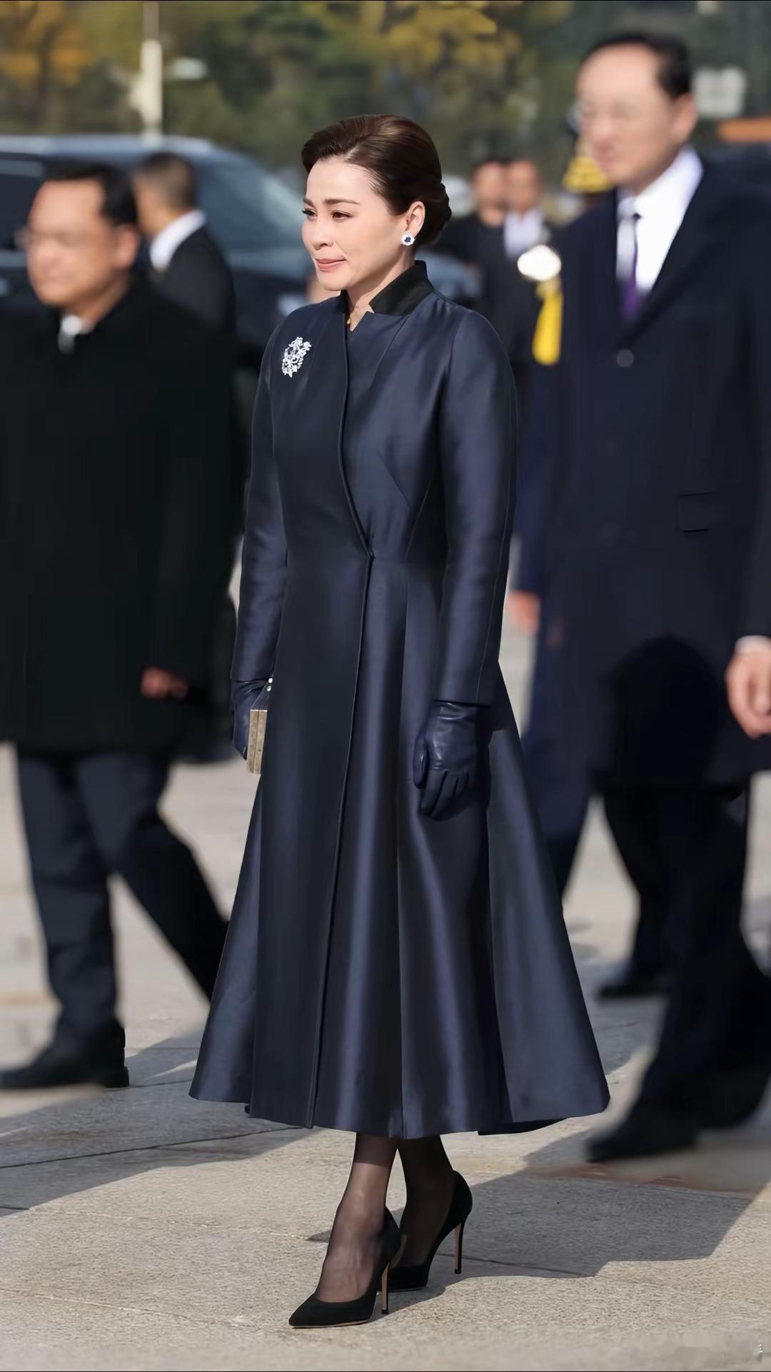 11月15日，泰王和王后苏提达向人民英雄纪念碑敬献花圈（照片组）