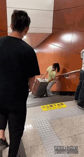 [大笑]女生的行李箱得有多重？