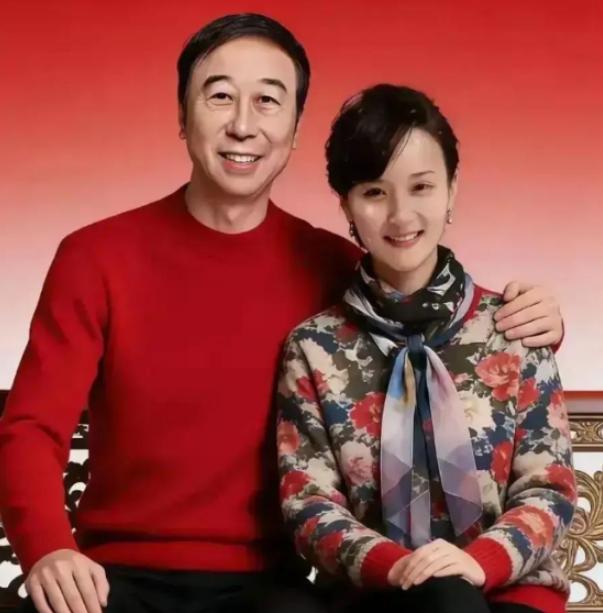 1983年，相声演员冯巩和老同学艾慧领了结婚证，因为解决不了北京户口，他不得不一