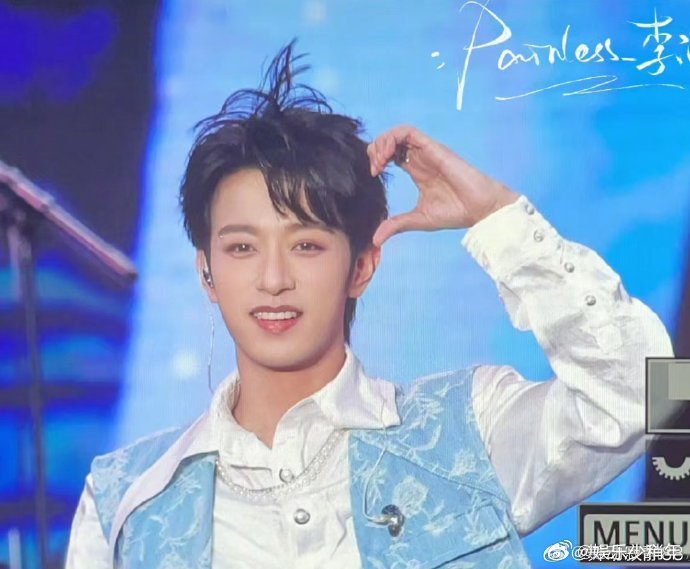 李沛恩江衡合唱恋人未满 青春感要溢出屏幕了！两人合唱《恋人未满》默契十足，唱得越