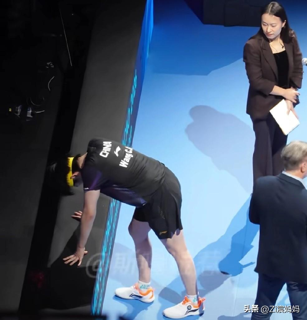 打完比赛所有人都想找王楚钦聊两句，
近水楼台先得月，
是与达克先聊了，
接着是达