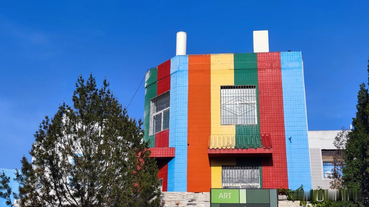 城市里这些建筑你路过也得回头瞅两眼！

咱城市里的建筑也太会“打扮”了！造型稀奇