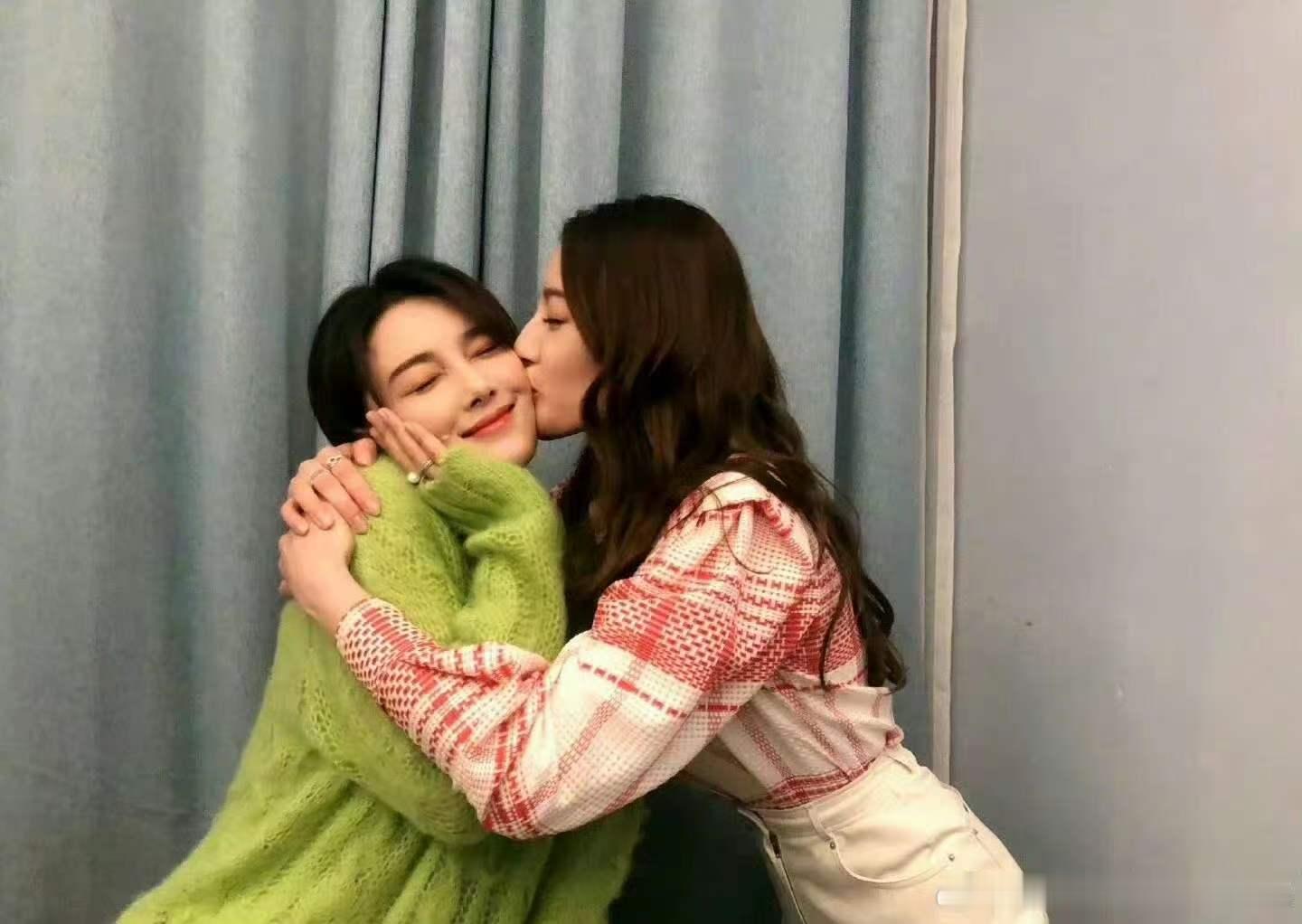 迪丽热巴一直是那个美好的小女孩馨予抓拍定格温柔瞬间，走红多年热巴依旧纯粹暖心，守