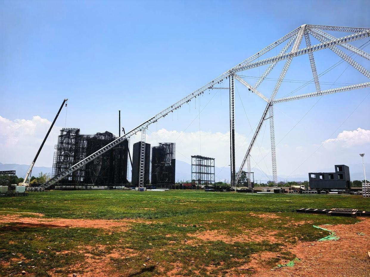 华晨宇演唱会临门叫停！村民一句话揭开真相：为了护湖让我们搬，凭啥明星能唱？

