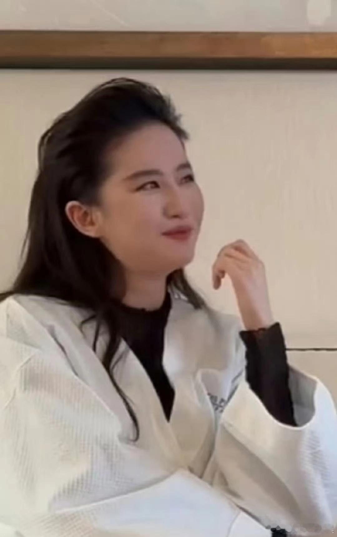 胖成这样还能拍戏的女明星是也只有刘亦菲了吧？ ​​​