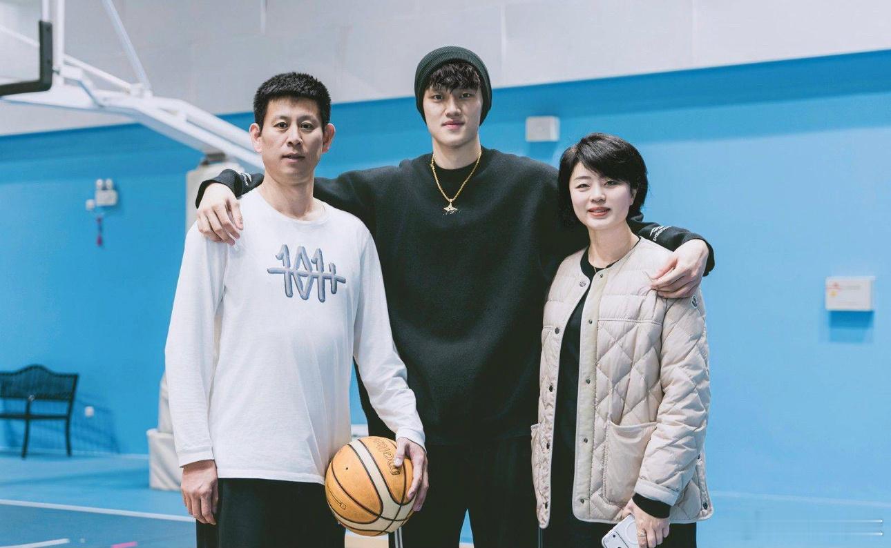 12月19日讯 据此前的报道，中国球员曾凡博回归北京男篮，新赛季继续征战CBA联