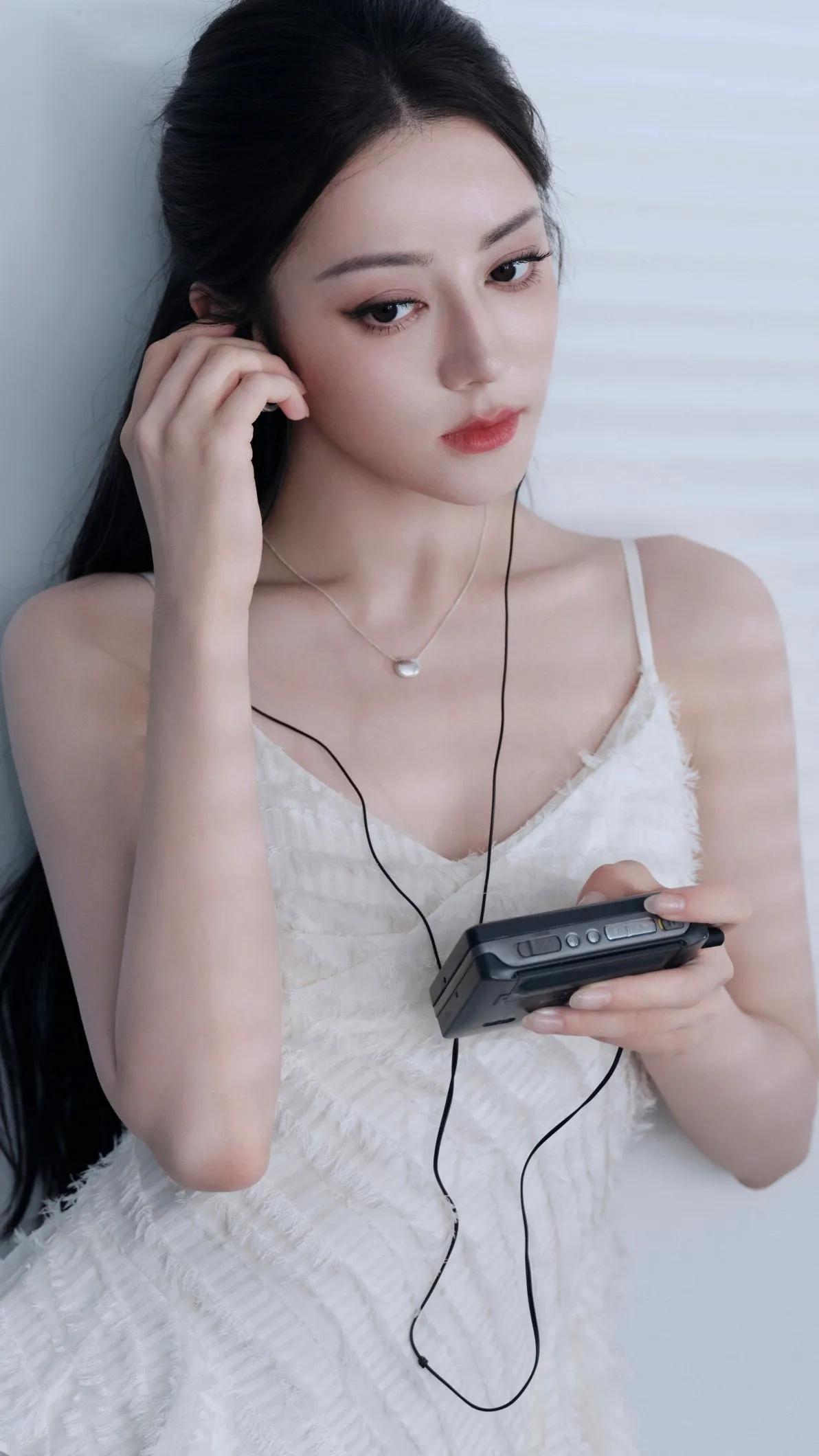 迪丽热巴就是那个让我一见钟情的美女。她可是一眼万年的新疆妹子，颜值简直逆天。她有