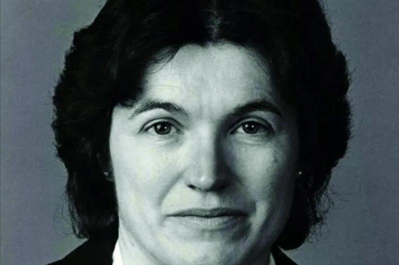 1996年，一名女科学家在试验时，不慎将两滴化学试剂滴在了橡胶手套上，她立刻摘下