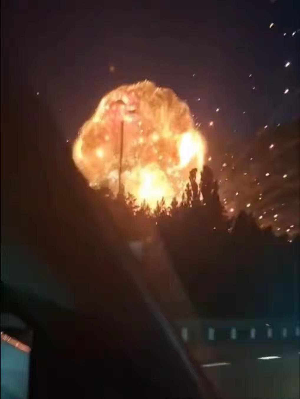 基辅近郊仓库遭无人机袭击发生连环爆炸，37人遇难，380余人紧急撤离
 
当地时