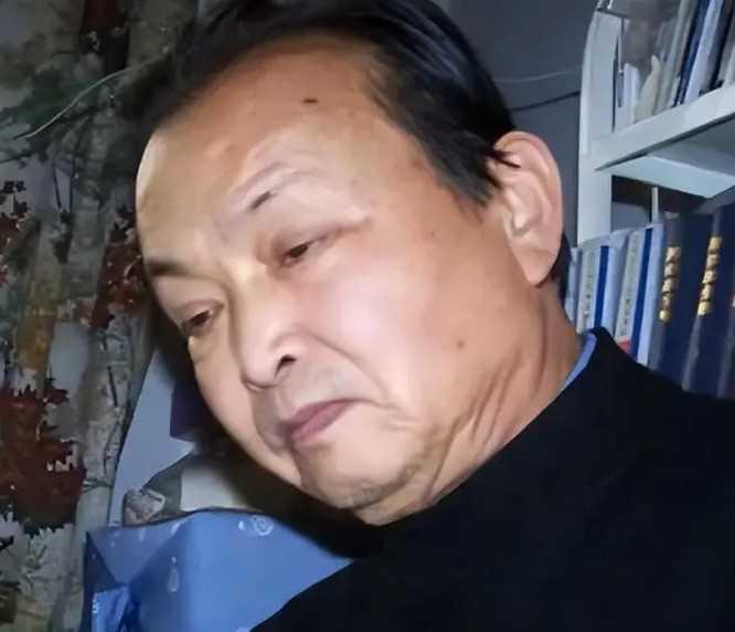 2004年12月，金三角贩毒集团的一名卧底警察在经过海关时突然被拦下。那人低声说