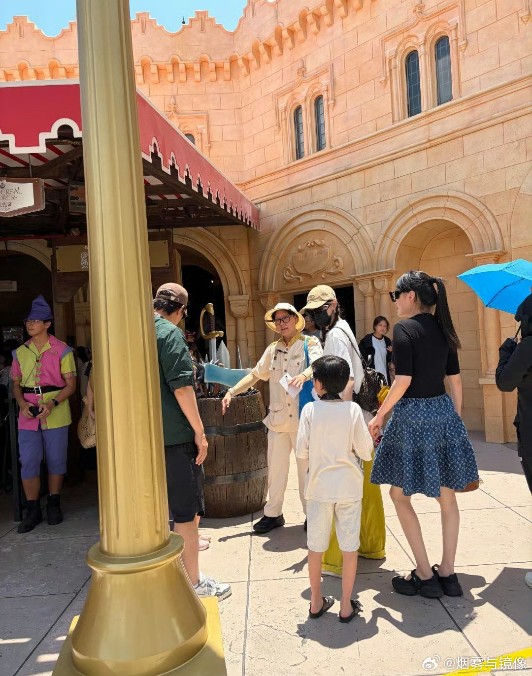 新加坡偶遇唐嫣罗晋一家三口网友新加坡环球影城偶遇唐嫣罗晋一家三口游玩 太幸福了吧