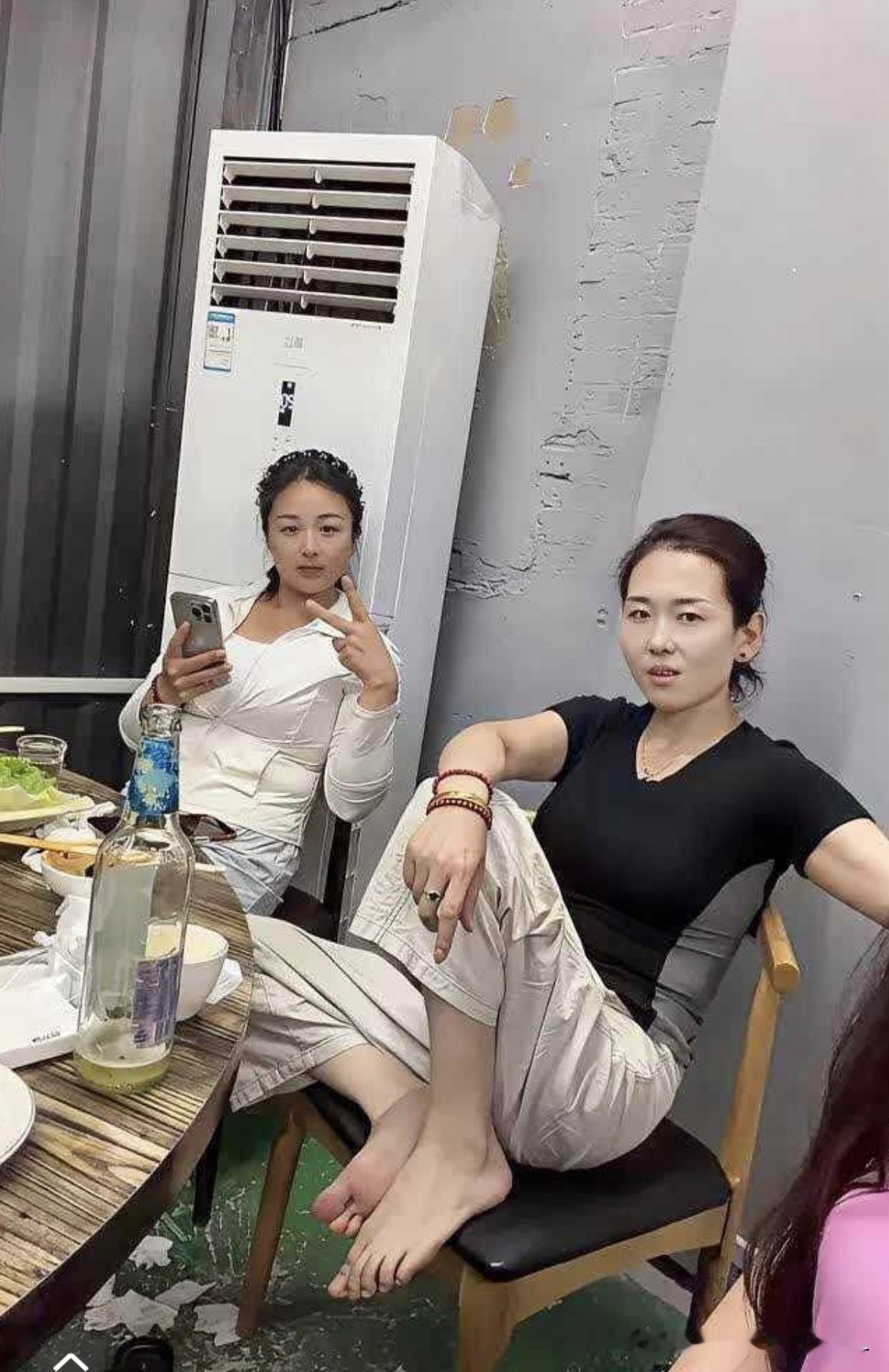 这女的，一般的男人肯定不敢娶她，因为离婚证她都有3本了。

从这个角度看就她这个
