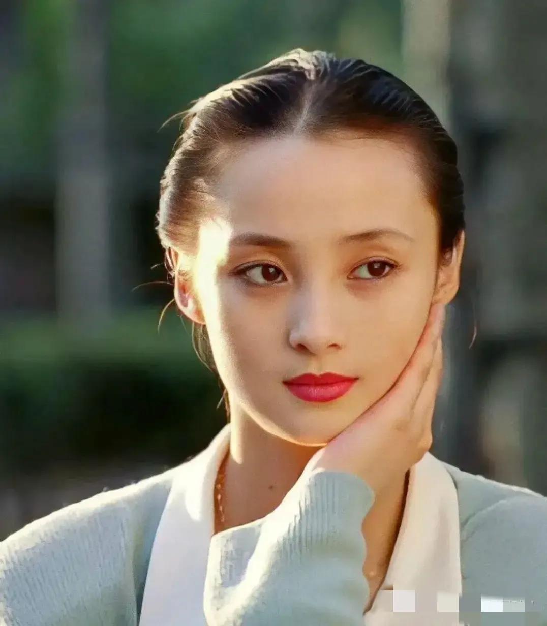 知道她很美，但是真是没想到她年轻时竟然会美成这样子啊！

怪不得被称为“古典第一