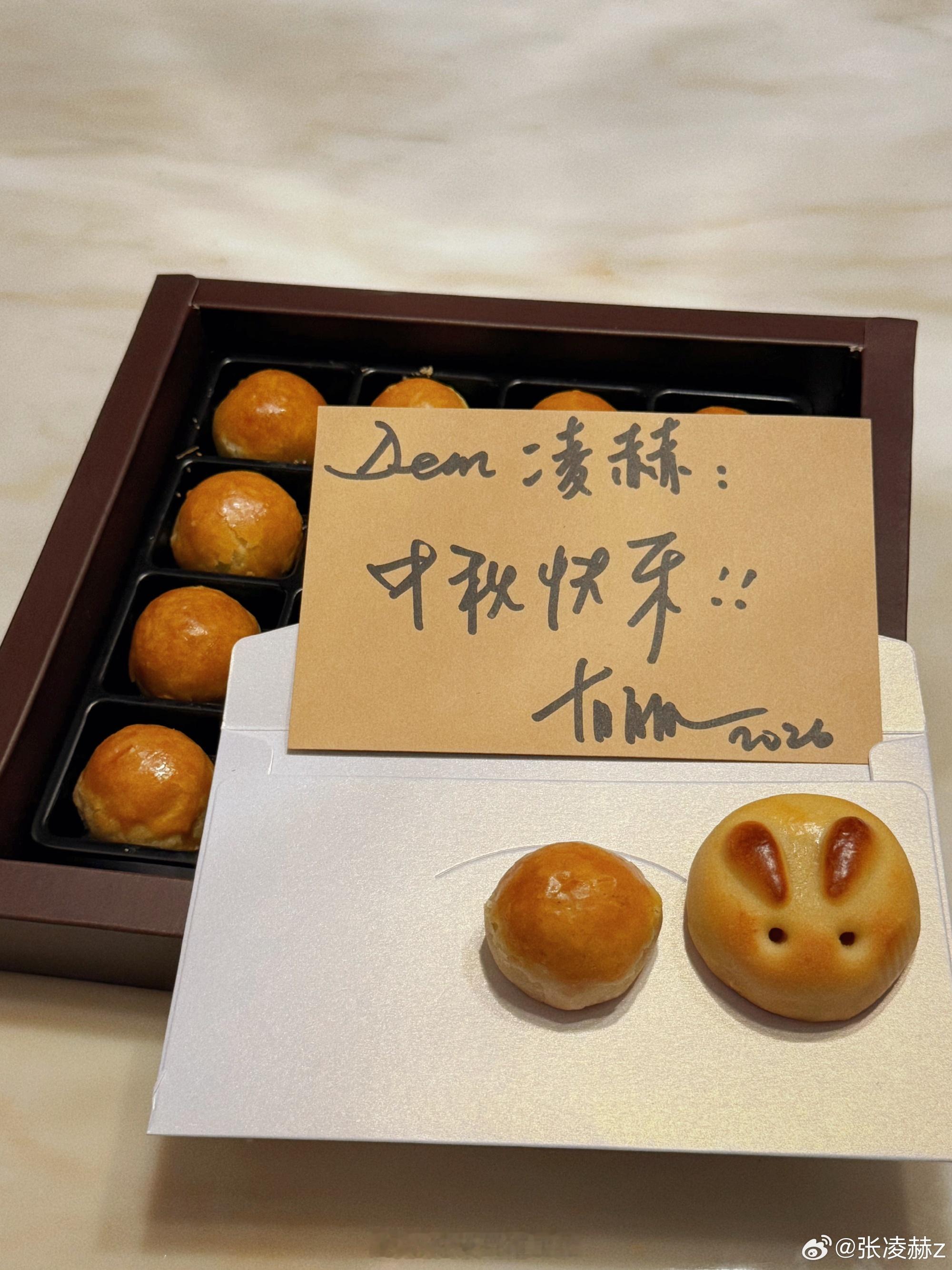 张凌赫中秋快乐六宫格张凌赫晒兔子月饼过中秋 张凌赫发了中秋六宫格月饼还是可爱的小
