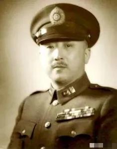 1949 年 1 月 29 日凌晨，趁看管的特务们都回家过年，被软禁的国民党上将