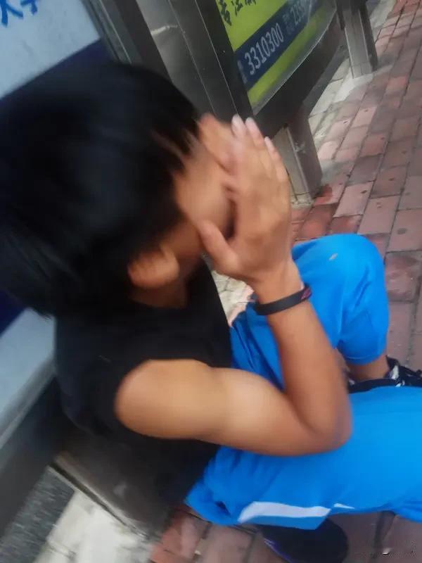 大家帮忙出出主意
表妹同时被两个男生追求，这俩男生对她都很好，她现在很犹豫，不知