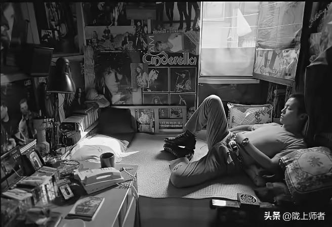 这是1993年的窦唯，不知道王菲当时是怎么看上这个上床不拖鞋的男人的？