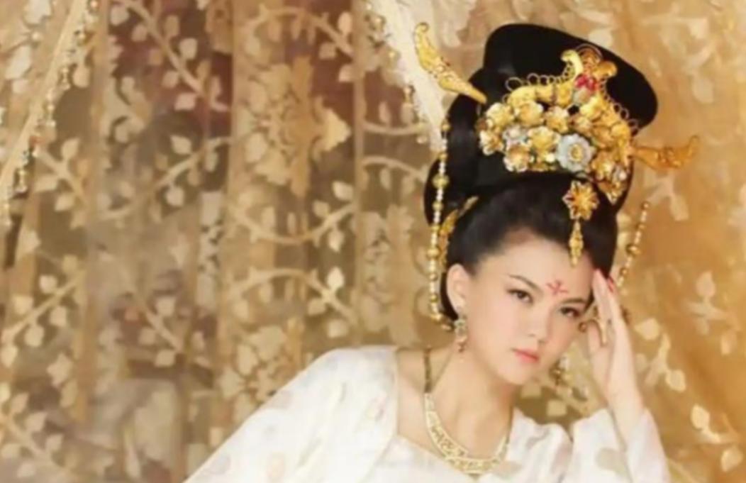 公元698年，太平公主在一个夜晚宠幸了四名男子，到了第二天清早，丫鬟们低着头去整