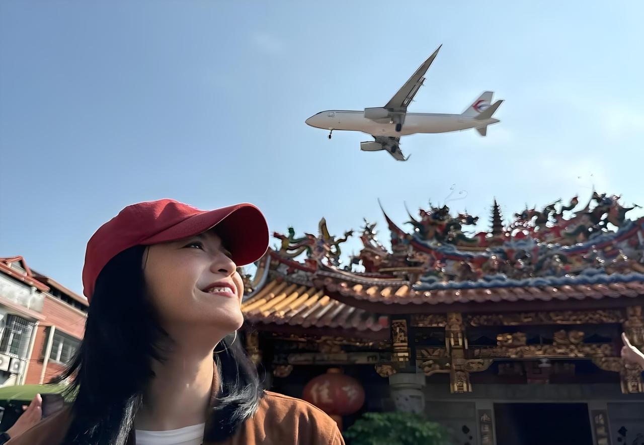 大明星也有这个闲情逸致，姚晨专门跑到厦门市殿前清水宫拍飞机。厦门高崎国际机场明年