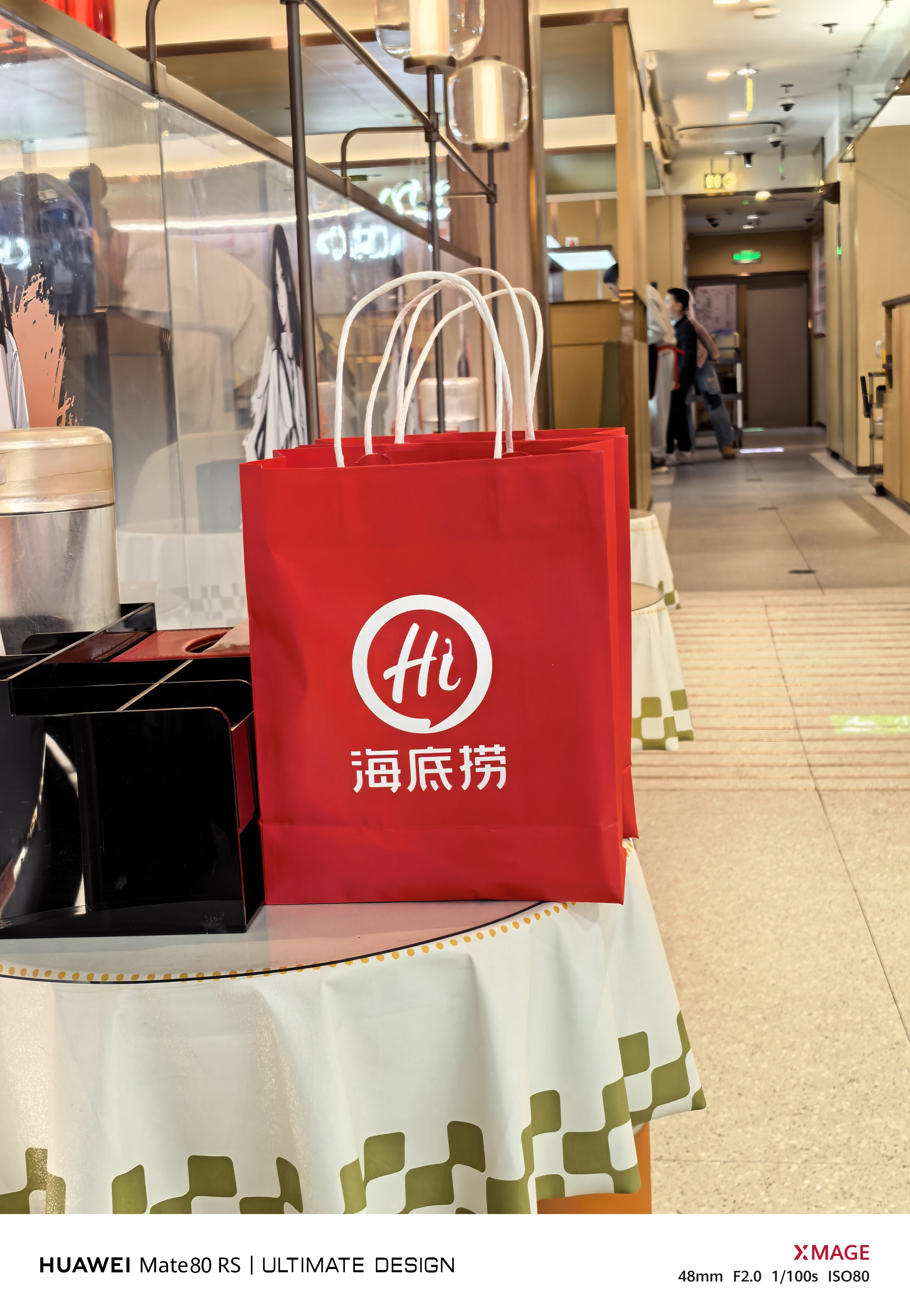 海底捞的服务真好，看我抱着孩子赶紧给我换有靠背的凳子，过一会儿又送来了枕头，走的