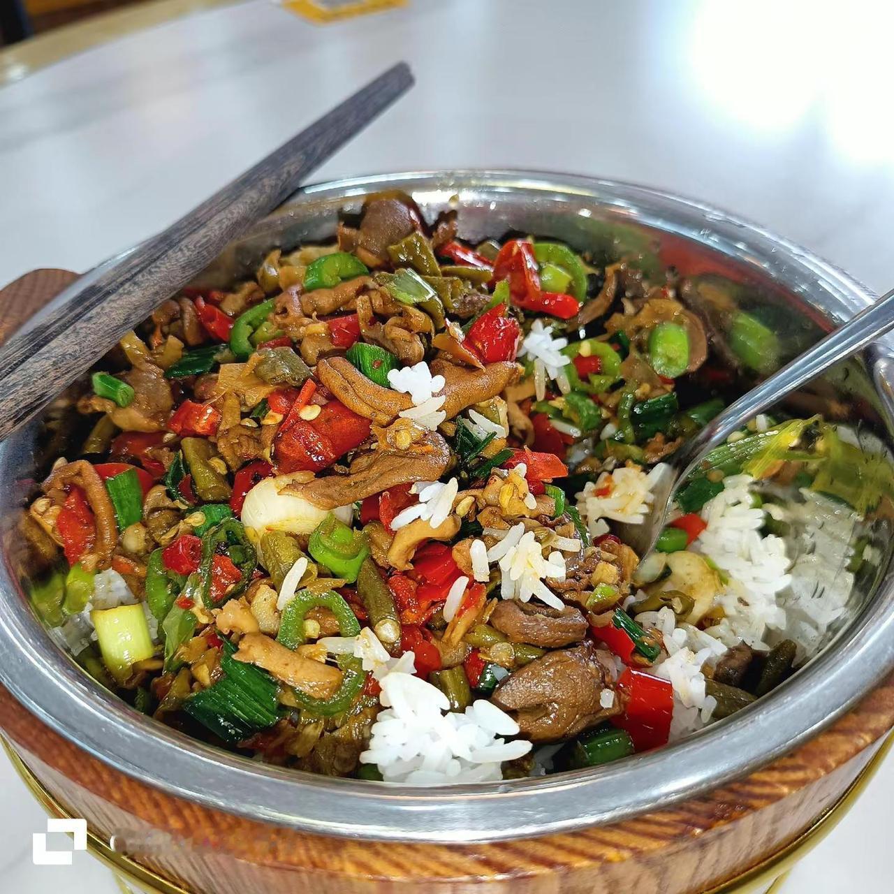 我刚才出来吃饭，看到里面人太多了，我不敢进去，我只能换另外一个人少的地方吃饭，感