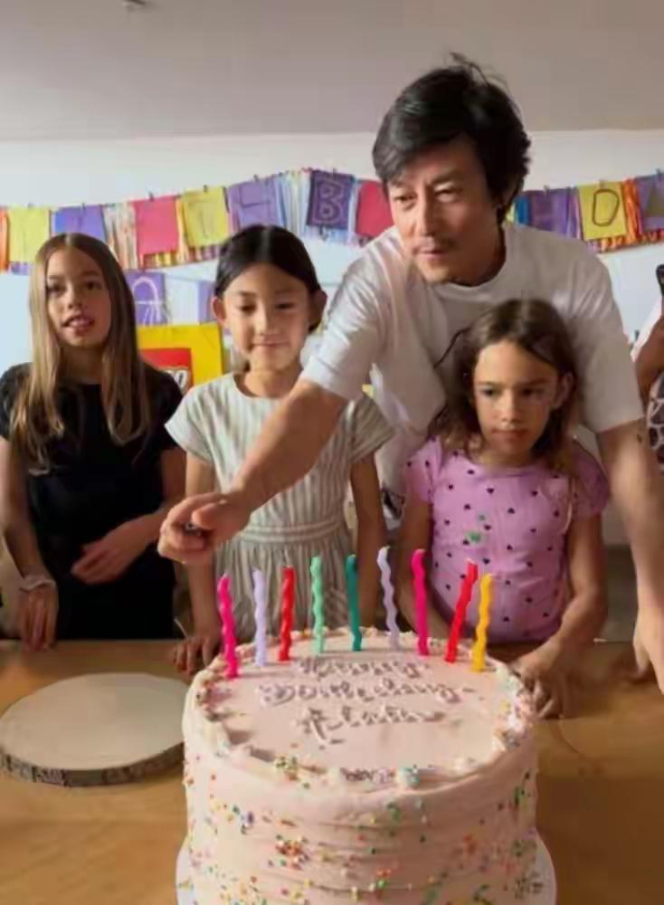 陈冠希为女儿庆生，为他女儿庆生的那几个小朋友都不是中国人。