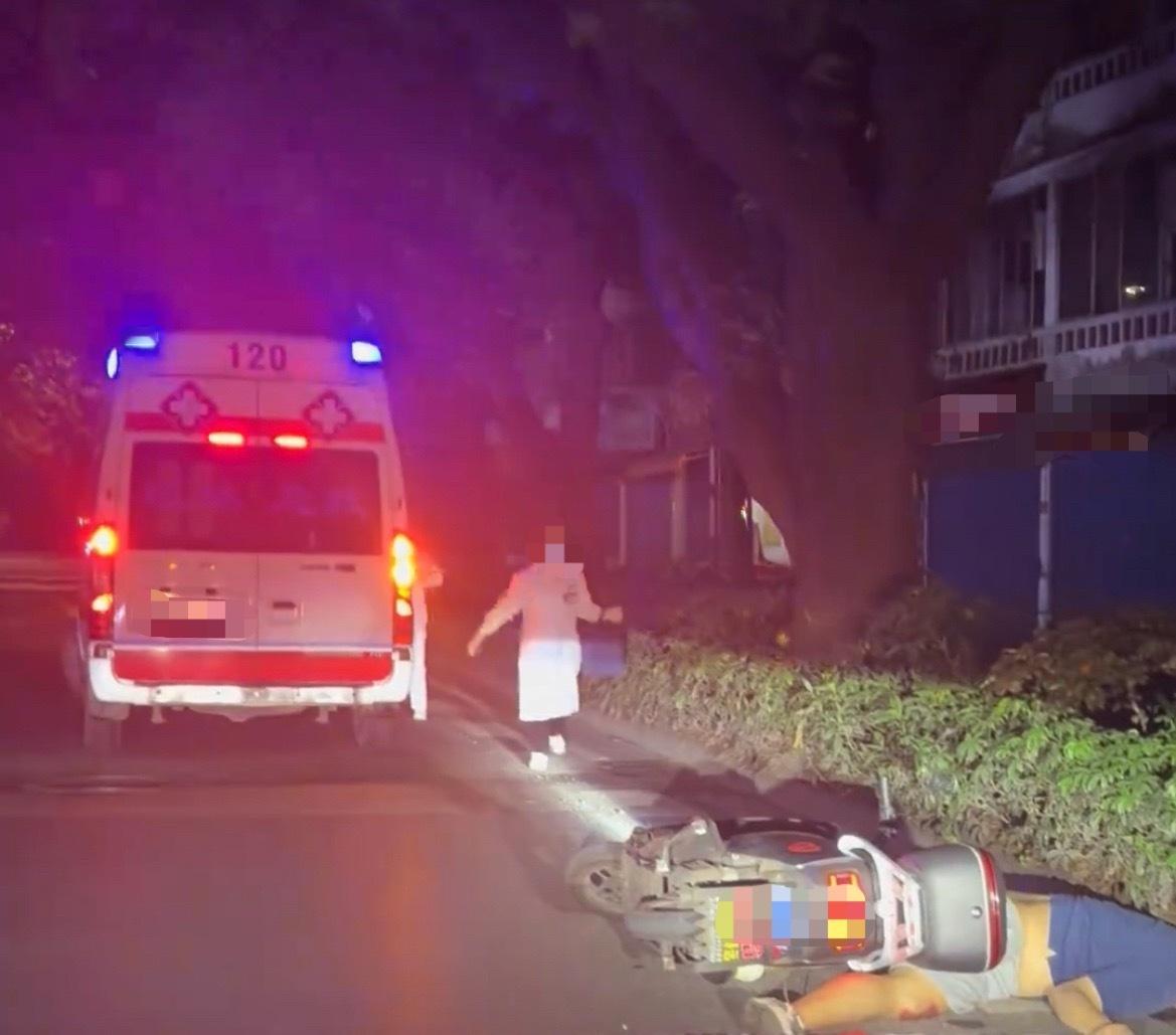 【桂林翠竹路男子骑车摔地上好心人帮打120】5月6日晚，网友爆料称：广西桂林翠竹