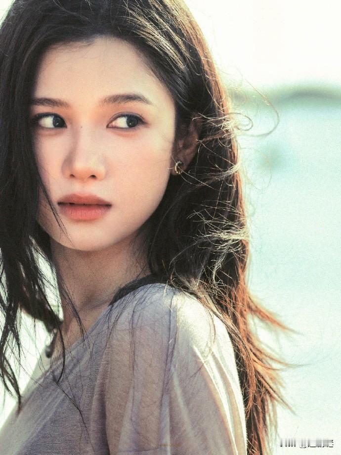 张婧仪在《野狗骨头》里演得实在太“端着”了。从头到尾就那两副面孔：要么面无表情装