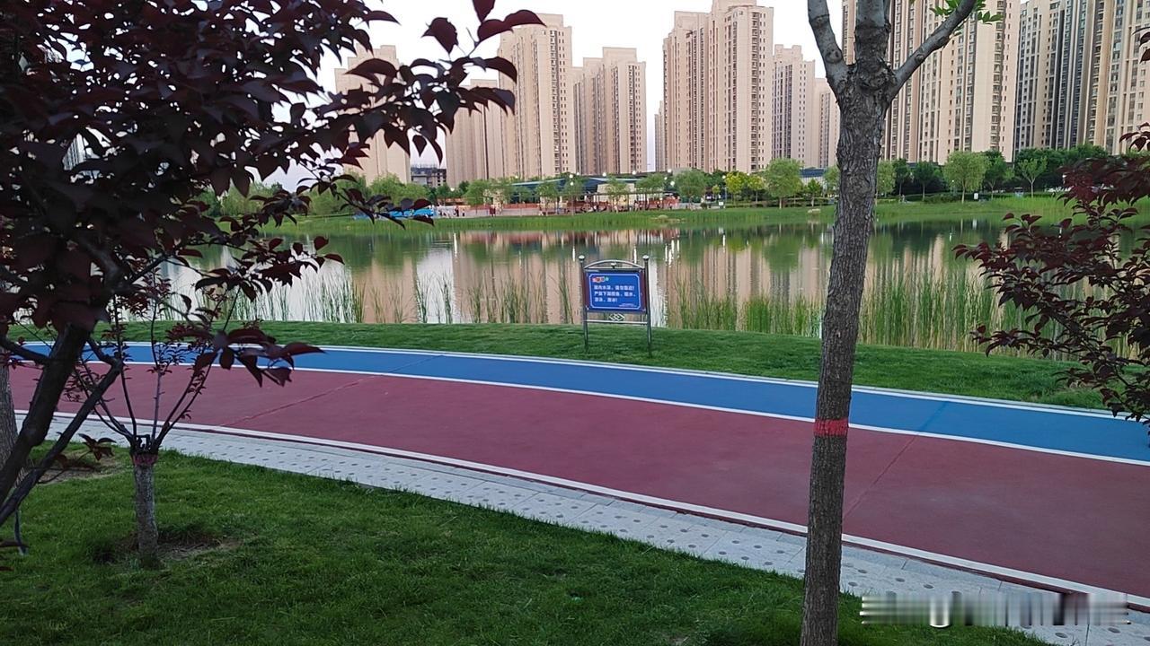 中年人的累，一半生活，一半内耗
 
人到中年慢慢醒悟：压垮成年人的，从来不是柴米