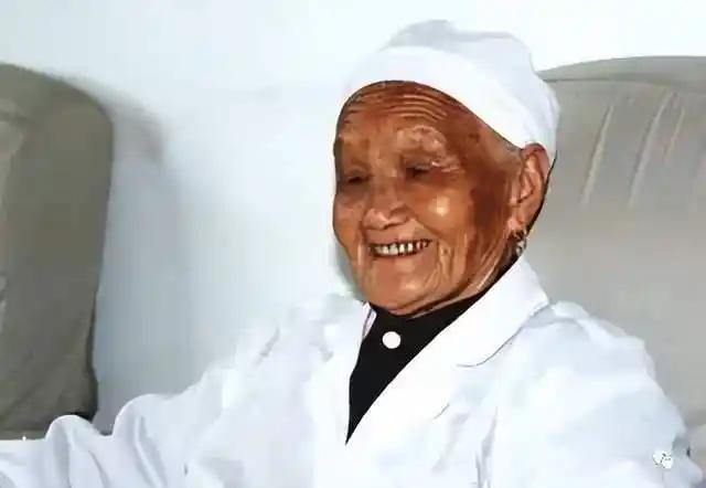 70年代，一女病人去地窖取菜不小心扭到腰椎，无法动弹，家人抬她来找北京“双桥老太