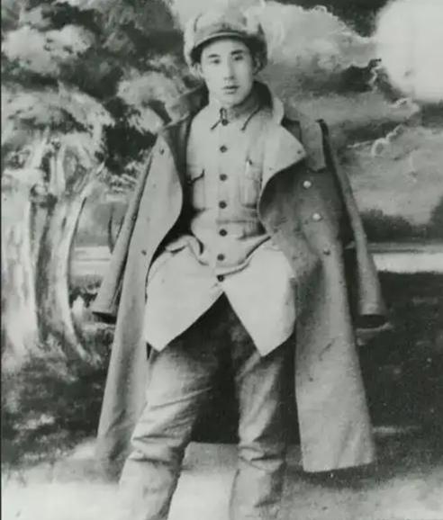 1949年8月3日，浙江东阳，一辆吉普车驶进山坳。三百号人从三面山头同时杀下来。