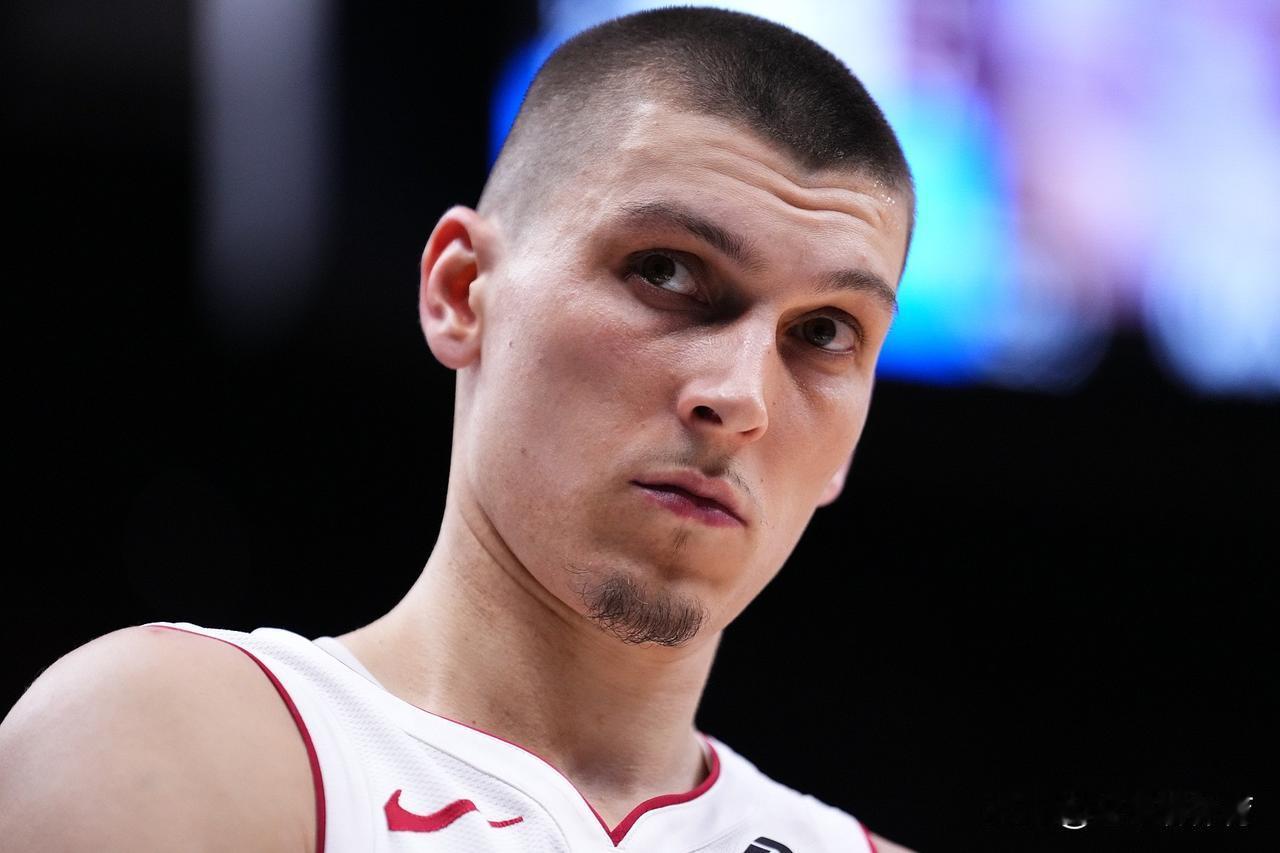 希罗复出，鲍威尔直接不打了？
今天，希罗突然在热火背靠背对阵独行侠的比赛中选择了