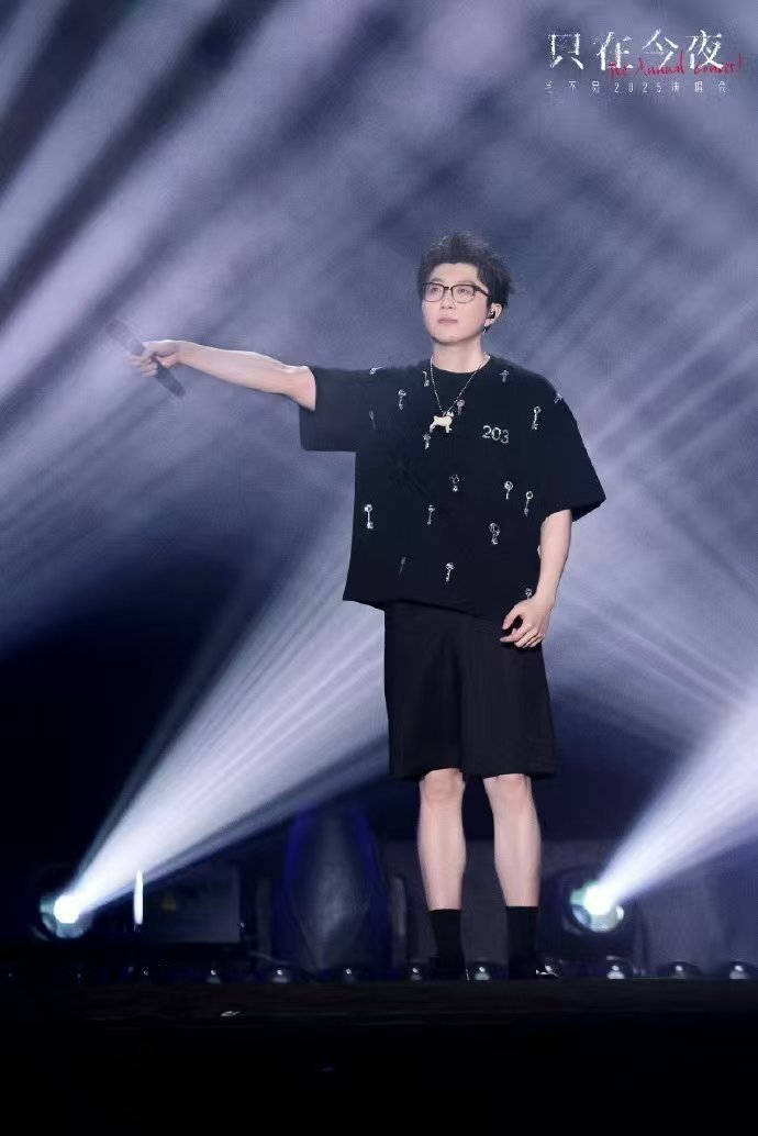 毛不易小王现场版上线 毛不易《小王》现场版，新唱法让音色更迷人，这不断进步的唱功