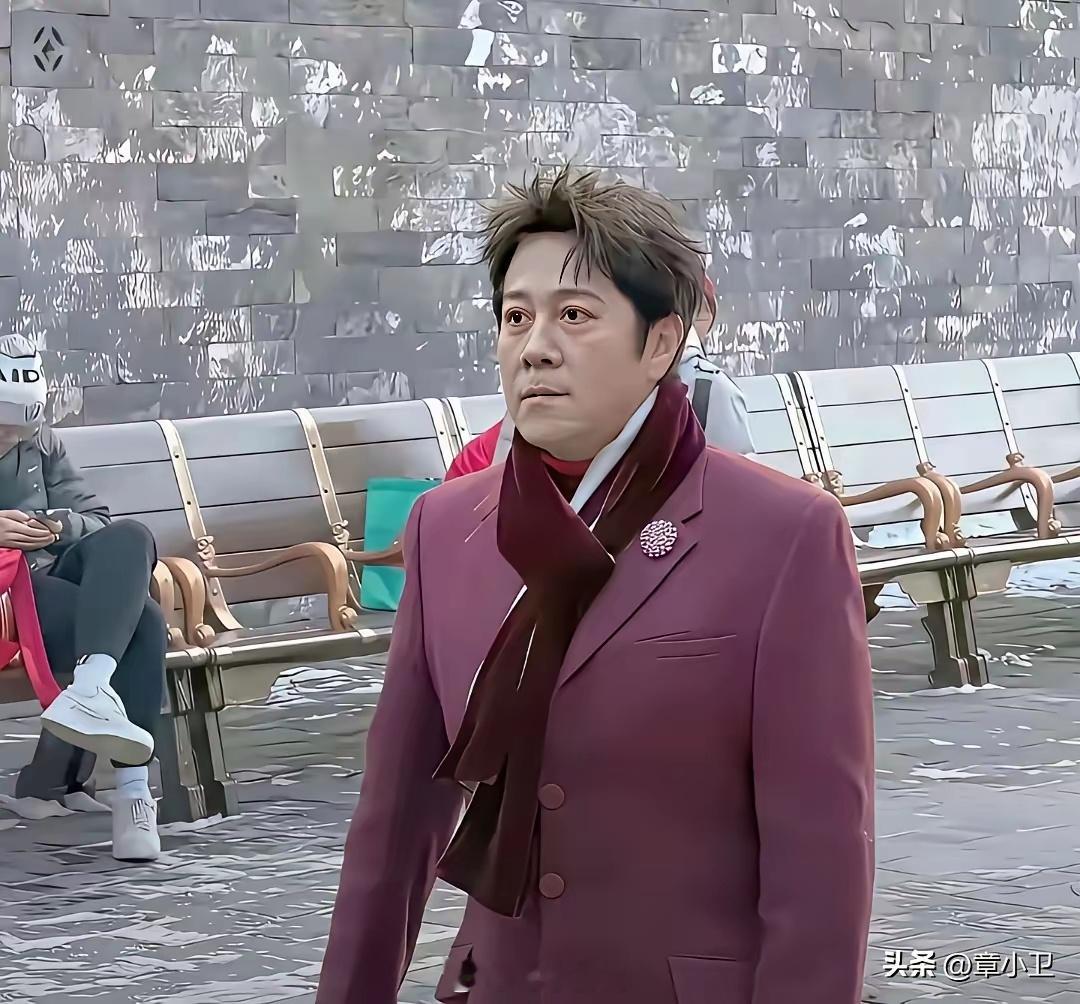 红衣服一穿，成功的把自己活成老奶奶，大家还记得蔡国庆的三百六十五里路吗？ 