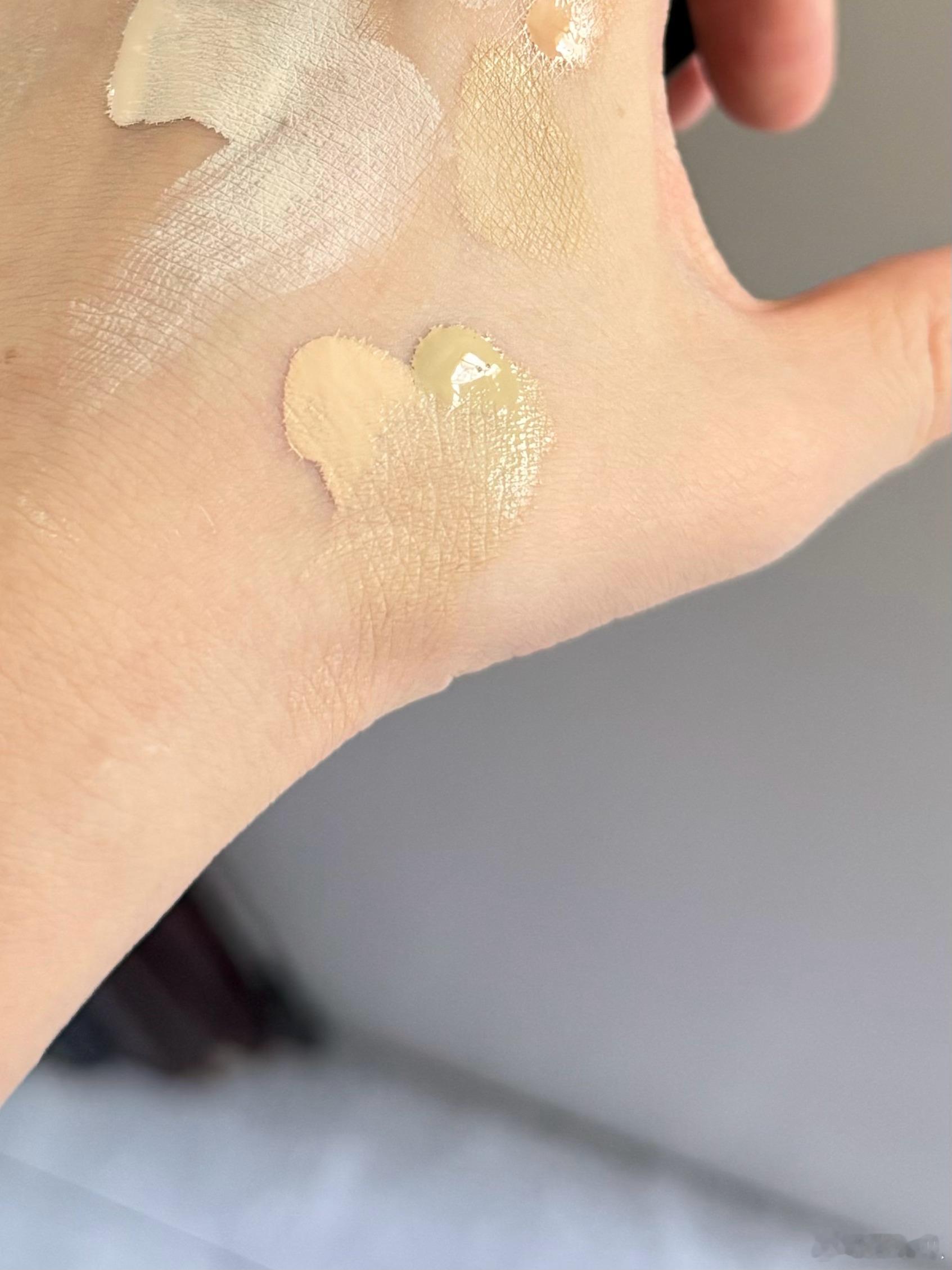 脸上有些小痘印可以用不同的遮瑕颜色混合起来，然后用刷杆的屁股蘸取之后点在痘印上然