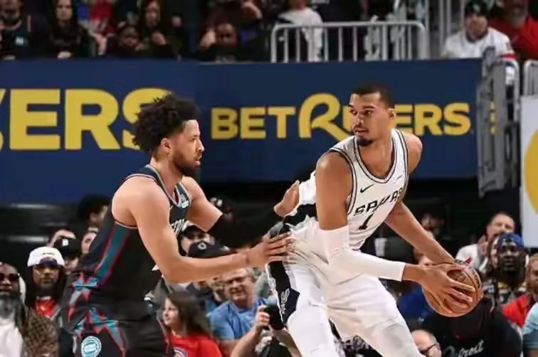 文班亚马扇懵坎宁安！马刺117-103赢下活塞，文班亚马的盖帽非常高效，直接扇懵