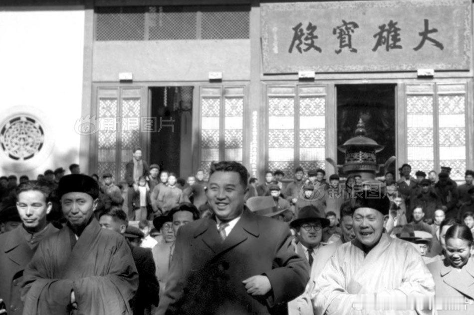 1958年12月3日，朝鲜政府代表团访问杭州，金日成等在杭州灵隐寺参观。 