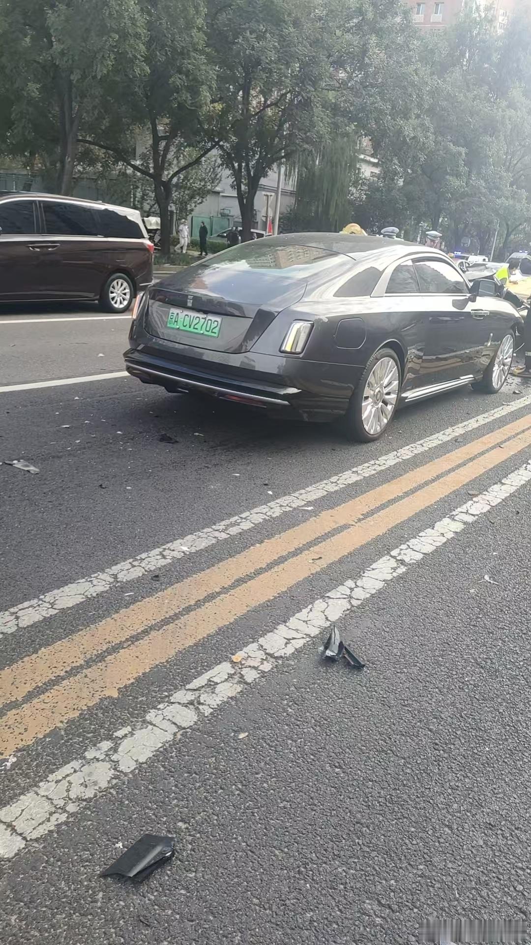 陈震劳斯莱斯发生车祸陈震闪灵 逆行，对撞白色比亚迪看到网络上有比亚迪内饰鲜血飞溅