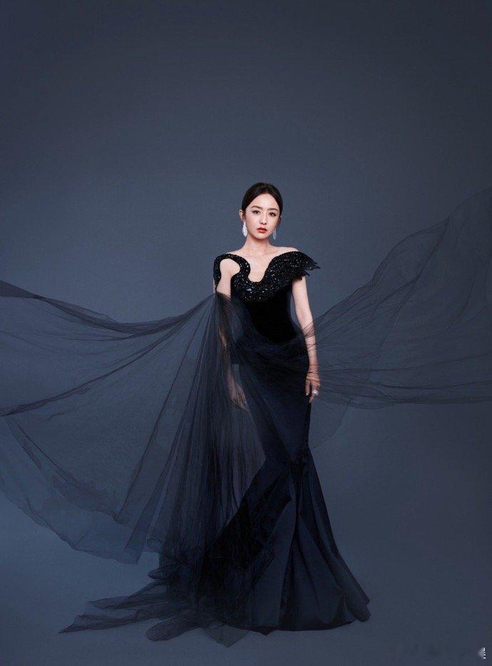 #佟丽娅把黑天鹅穿身上#很喜欢佟丽娅，这个黑天鹅造型我很喜欢，让人看着好心动，不