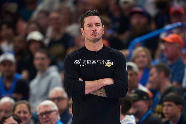 看起来湖人11人轮换，实际上出场时间超过15分钟的只有6个人，出场时间超过10分