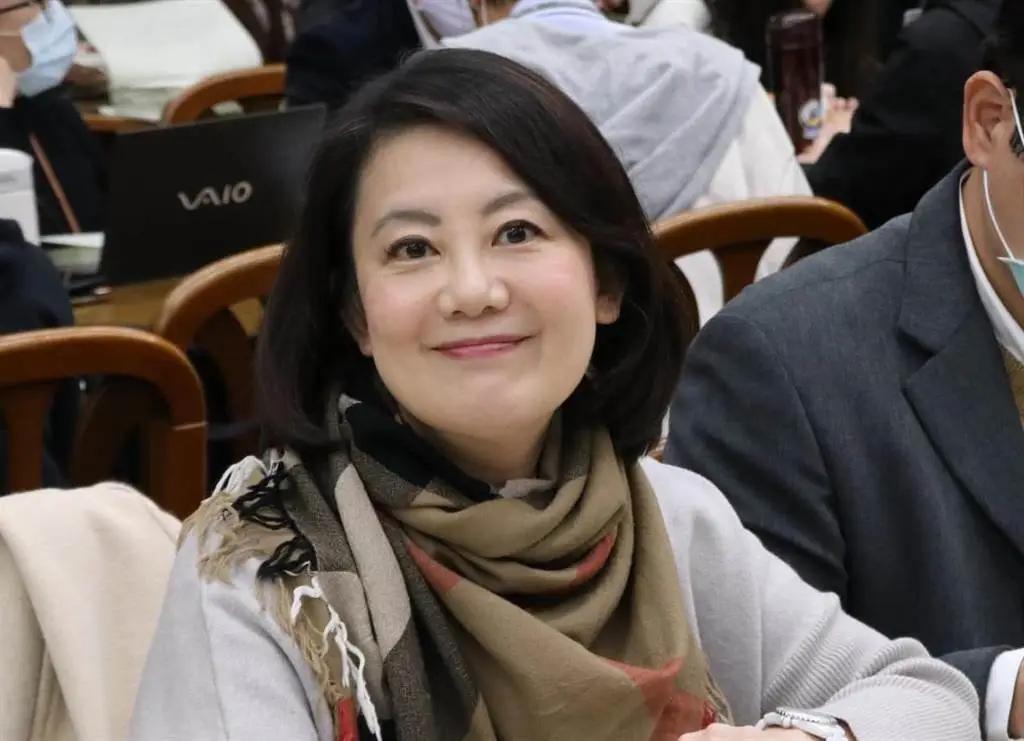 台独份子吴思瑶妄称，国民党“敌我不分”，指责国民党的马英九和洪秀柱对日本右翼首相