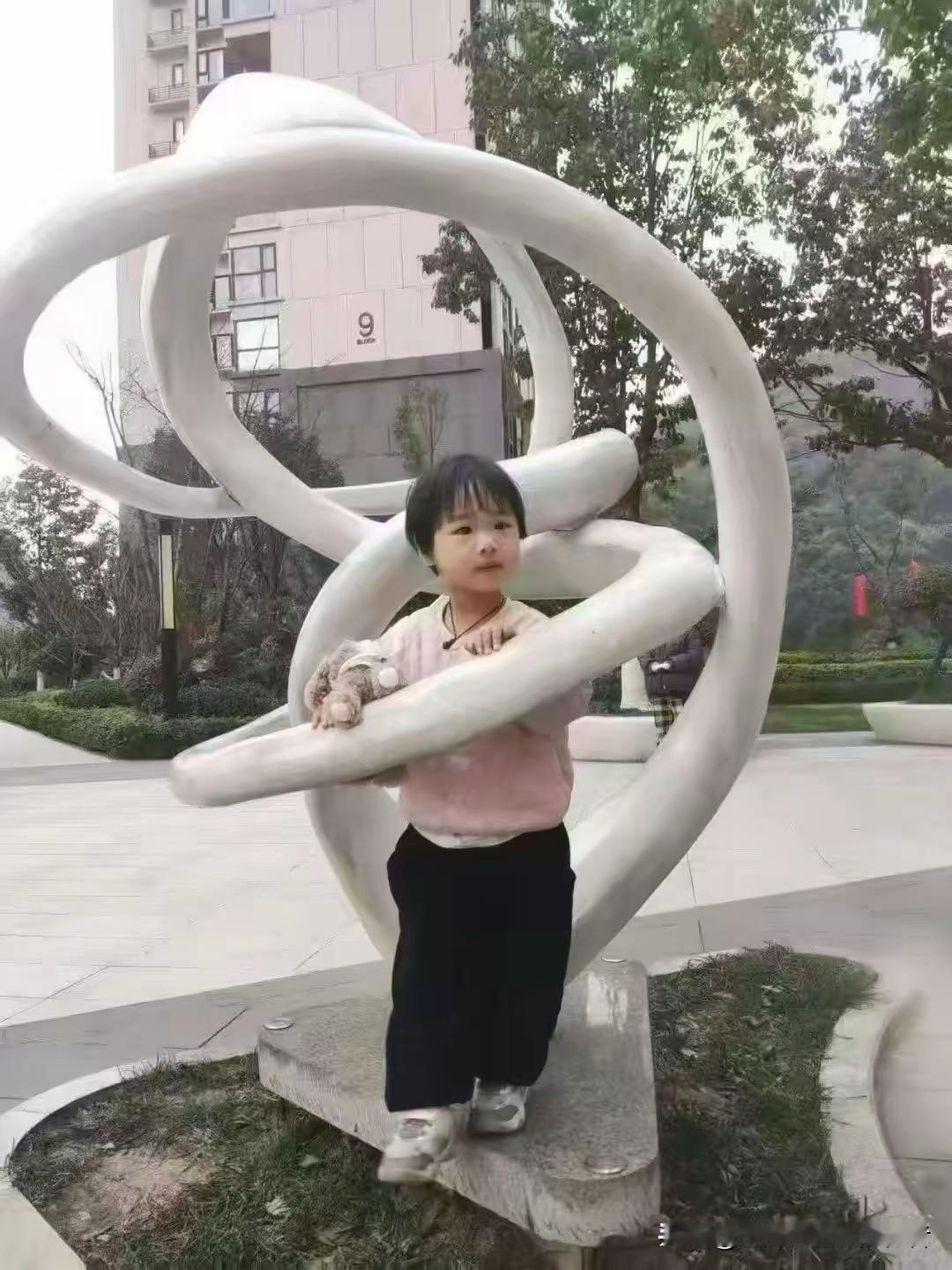 三岁娃田间失踪，这事儿看得人揪心！
 
辽宁建平那三岁娃在面包车里丢了，想想就心