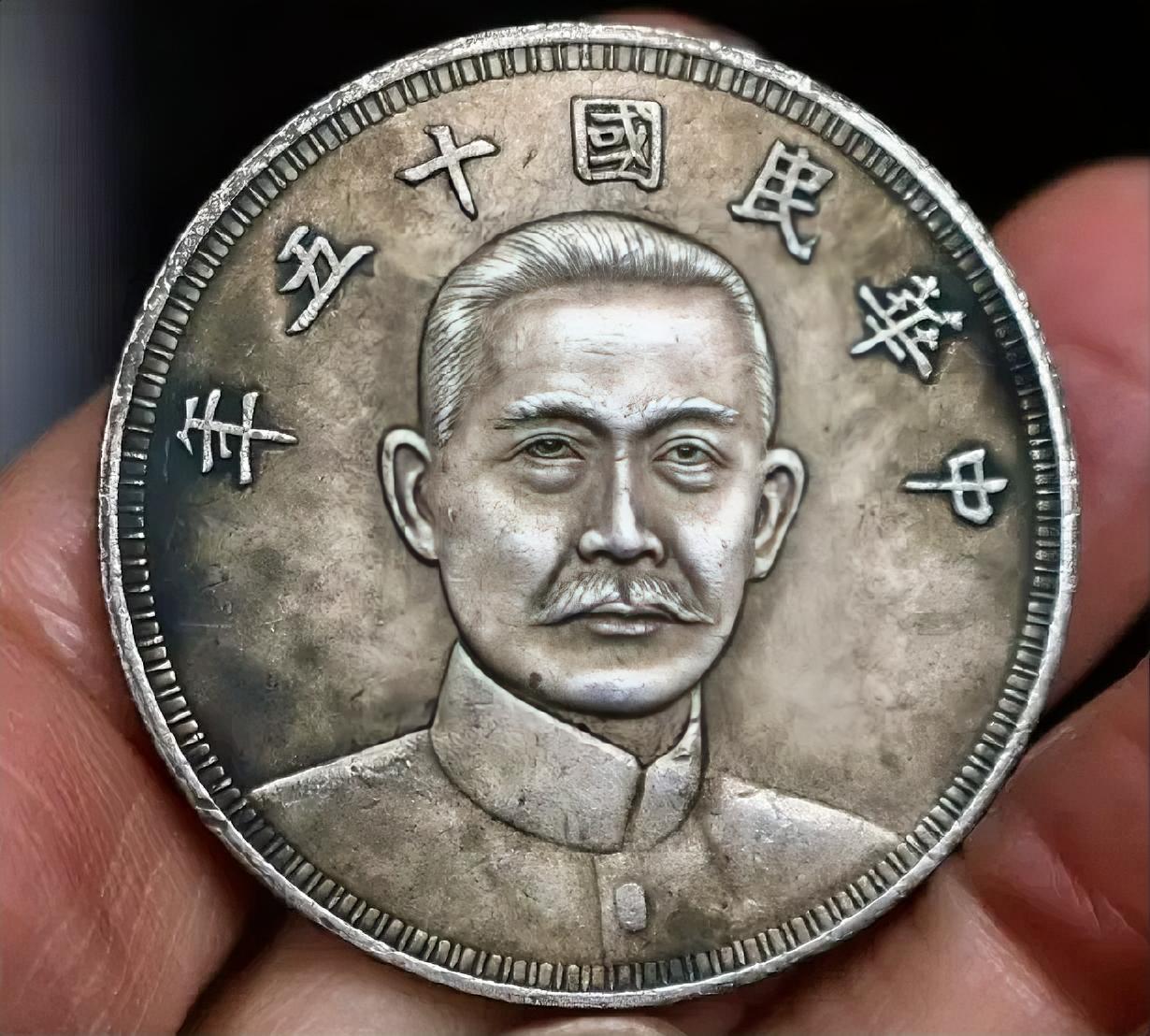哪位老师知道这个中华民国十五年银元上面的头像是谁？