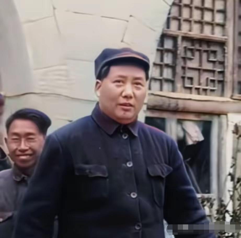 跟在主席后面的是红军第三军团宣传部部长，24岁的吴亮平，美国记者斯诺采访毛主席，