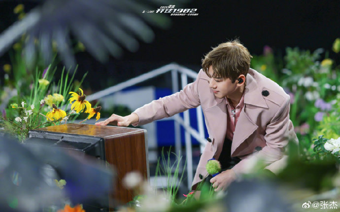 张杰昨天高尔夫今天鸟巢演唱会 张杰的鸟巢第16场今晚继续！鸟巢内场大舞台真的太爽