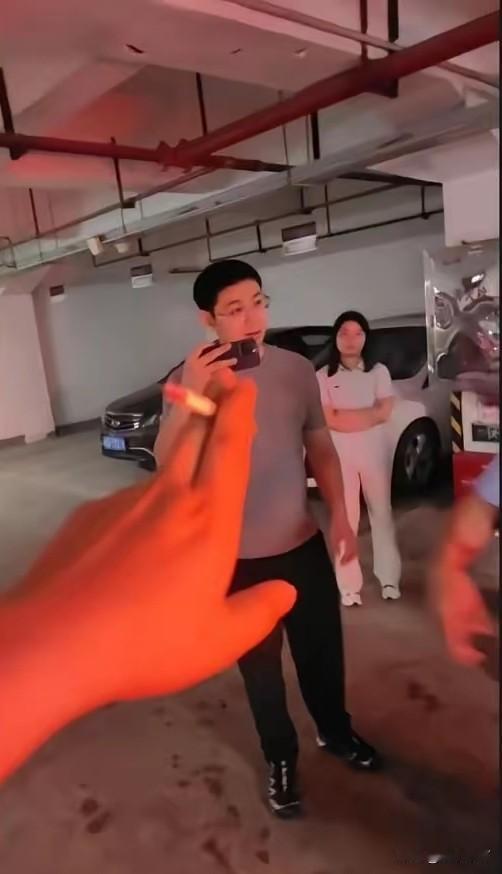 果然不是一类人不进一家门
这彭处长的男友，和她也是一样趾高气昂的货色。别人是找他