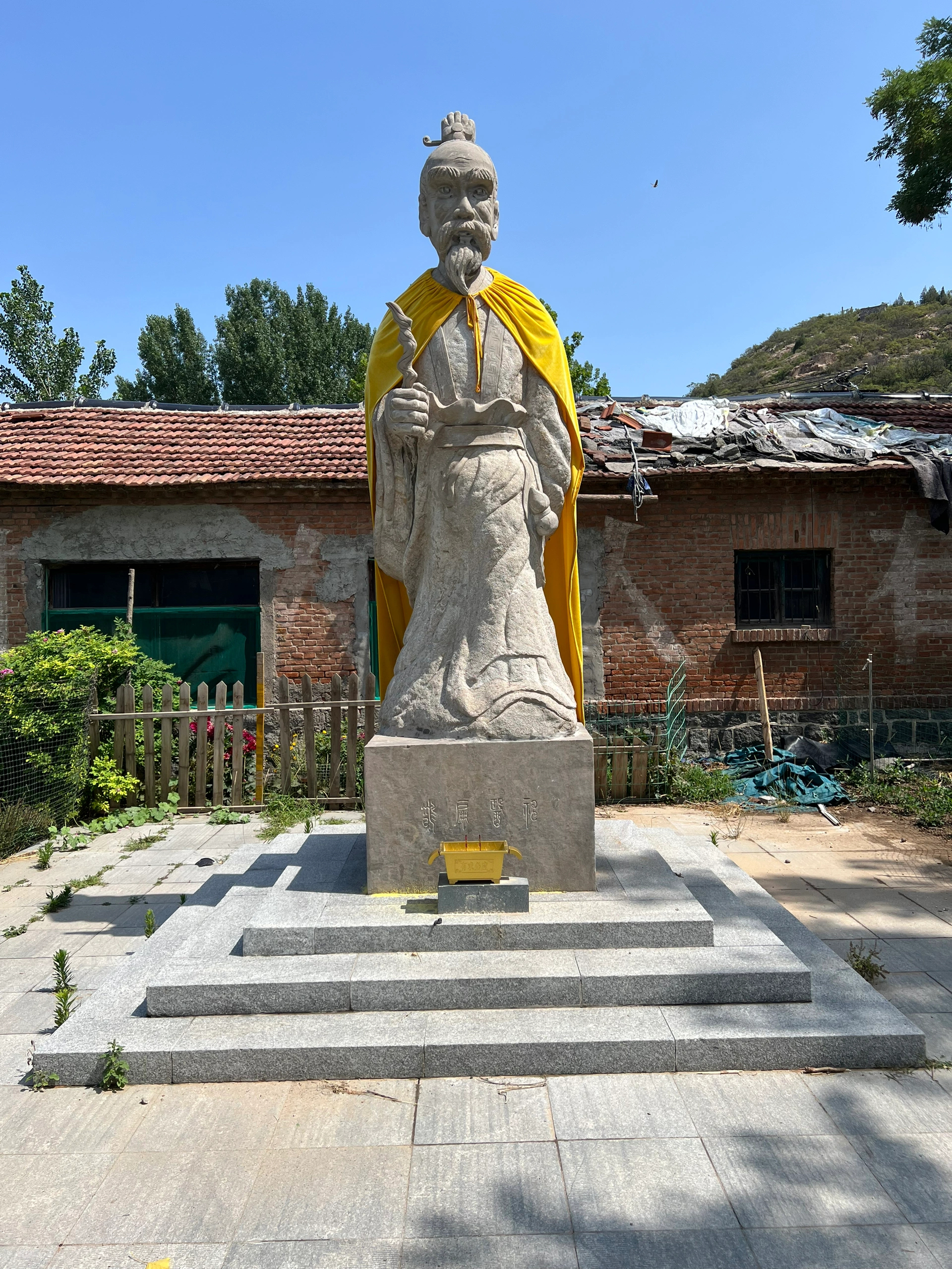 跟着扁鹊畅游泉城济南鹊山，因神医扁鹊得名，山巅那座扁鹊墓，藏着两千多年的医者仁心