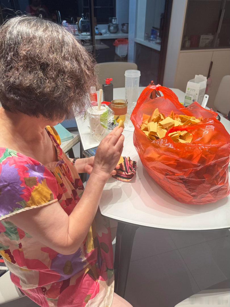 中元节祭祀我妈自己出门买了“佛陀经”，就是折一下就念一声“阿弥陀佛”，我说，妈，